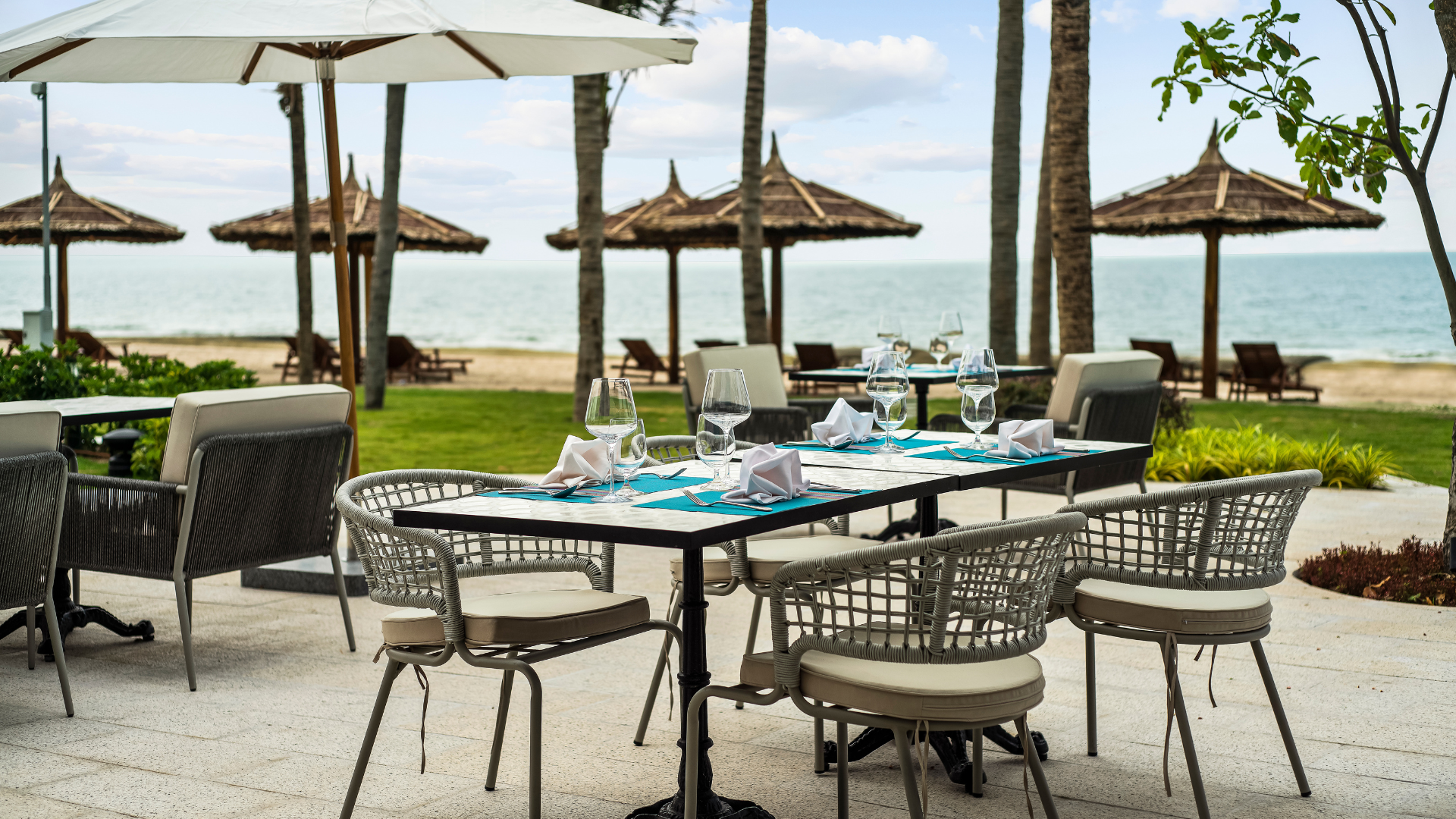 beach resort restaurant 